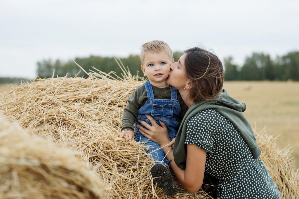 Mothers kiss